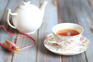 Una tazza di tè e alcuni pastelli per iniziare in modo soft la giornata