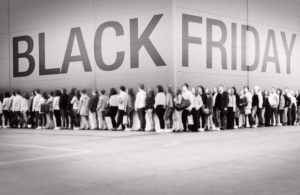 Persone tristemente in fila fuori del centro commerciale per il black friday