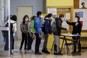 Ragazzi in fila per il controllo temperatura a scuola causa covid