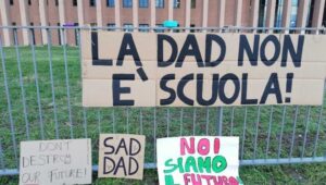 Un cancello di scuola chiusa con i cartelli di protesta dei ragazzi esclusi dalla didattica in presenza