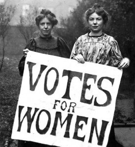 Due "Suffragette" le donne che si batterono per i diritti e il diritto di voto delle donne con un cartello in mano "votes for women"